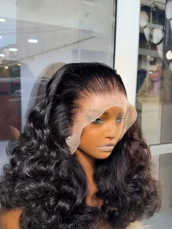Loose wave noire : la dentelle visible sur la tête de mannequin