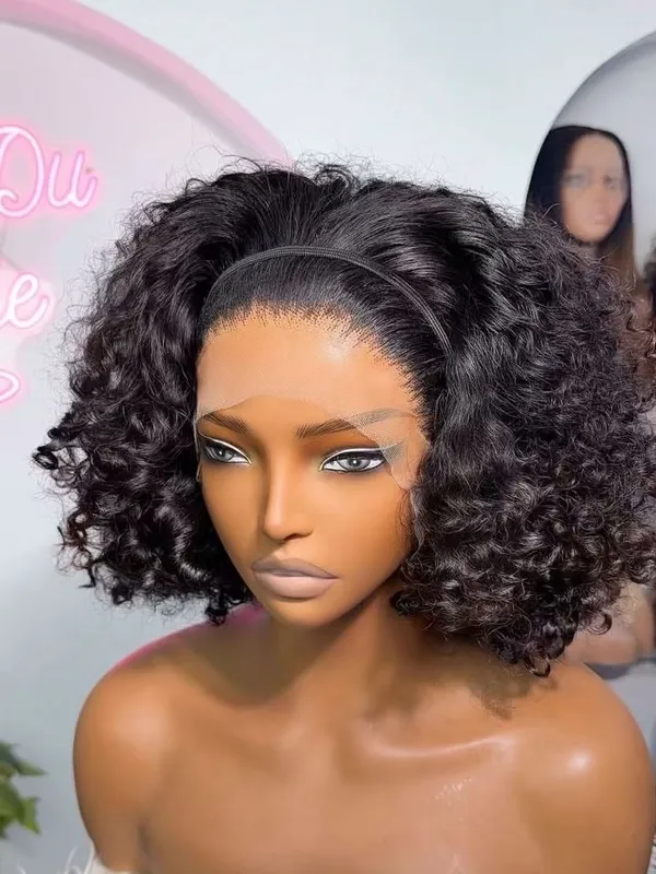 Bouclée courte noire, volumineuse