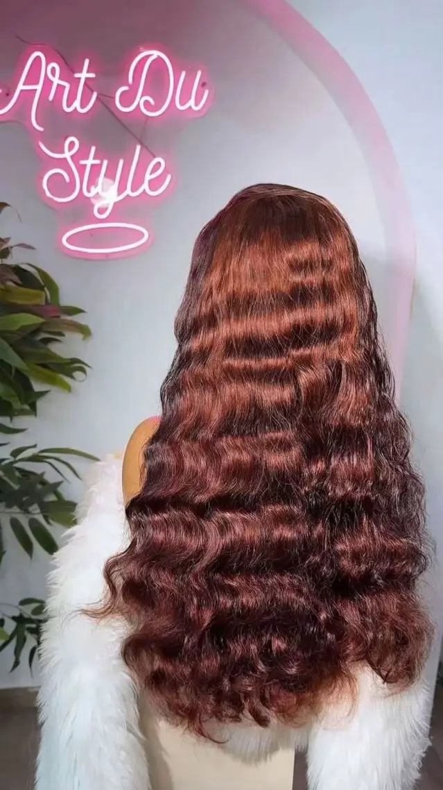 Perruque auburn sous le néon rose « Art Du Style »